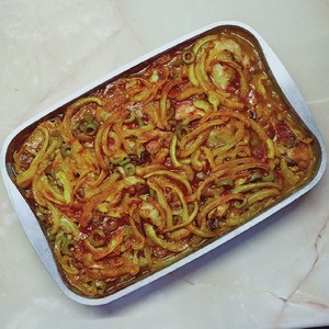 Курица в томатном соусе с оливками