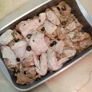 Курица в вине с изюмом и оливками