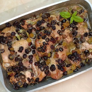 Курица в вине с изюмом и оливками
