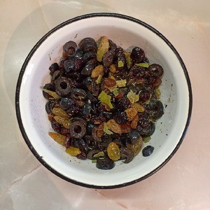 Курица в вине с изюмом и оливками