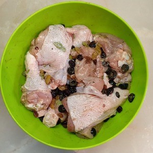 Курица в вине с изюмом и оливками