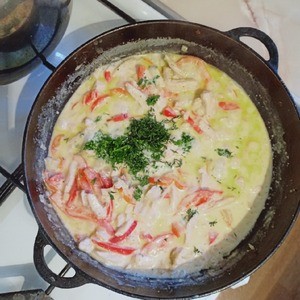 Куриное филе с перцем в сливках