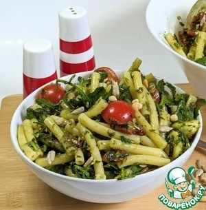 Макаронный салат с заправкой из песто Макаронный салат с заправкой из песто
