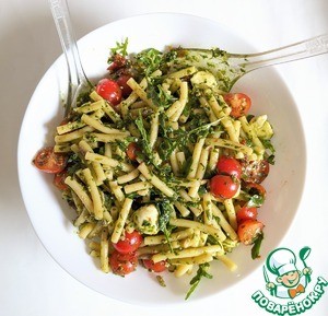 Макаронный салат с заправкой из песто Макаронный салат с заправкой из песто