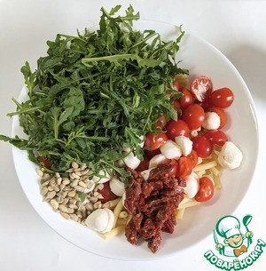 Макаронный салат с заправкой из песто Макаронный салат с заправкой из песто