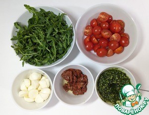 Макаронный салат с заправкой из песто Макаронный салат с заправкой из песто