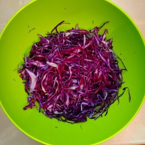 Салат из капусты с сыром чечил