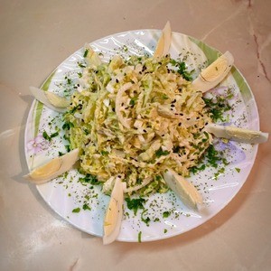 Салат из свежей капусты с яйцом