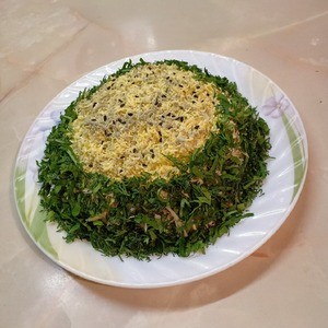 Салат с курицей, огурцами, сыром, яйцом Салат с курицей, огурцами, сыром, яйцом