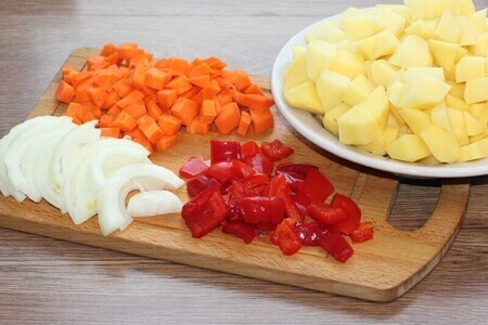 Свинина в горшочках с молочным соусом