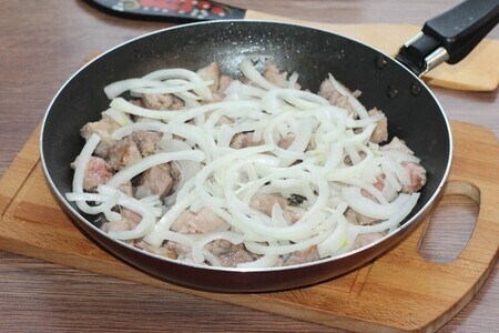 Свинина в горшочках с молочным соусом