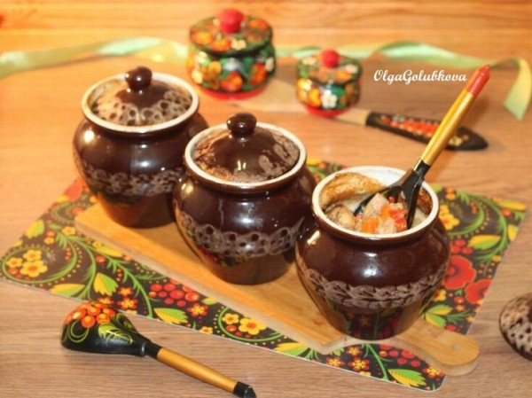 Свинина в горшочках с молочным соусом