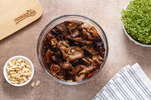 Закуска с древесными грибами и арахисом Закуска с древесными грибами и арахисом