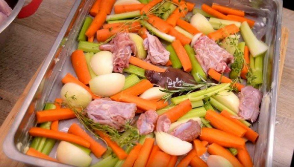 Индейка в духовке целиком — 5 рецептов приготовления сочной и мягкой индейки
Индейка в духовке целиком — 5 рецептов приготовления сочной и мягкой индейки