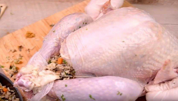 Индейка в духовке целиком — 5 рецептов приготовления сочной и мягкой индейки
Индейка в духовке целиком — 5 рецептов приготовления сочной и мягкой индейки