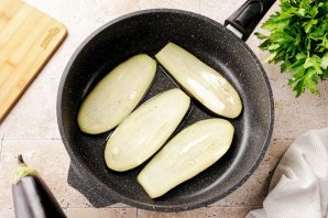 Рулет из баклажанов с сыром и корейской морковью Рулет из баклажанов с сыром и корейской морковью