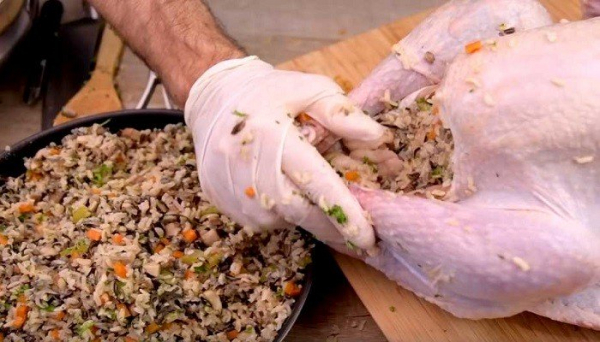 Индейка в духовке целиком — 5 рецептов приготовления сочной и мягкой индейки
Индейка в духовке целиком — 5 рецептов приготовления сочной и мягкой индейки