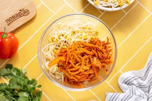 Салат из пророщенной сои по-корейски