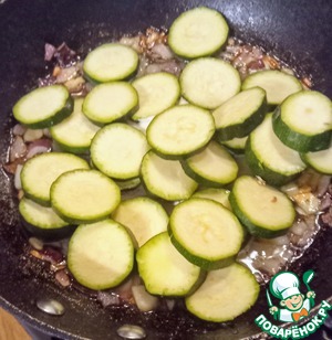 Пирог из кабачков, феты и лука