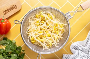 Салат из пророщенной сои по-корейски