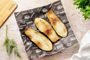 Рулет из баклажанов с сыром и корейской морковью Рулет из баклажанов с сыром и корейской морковью