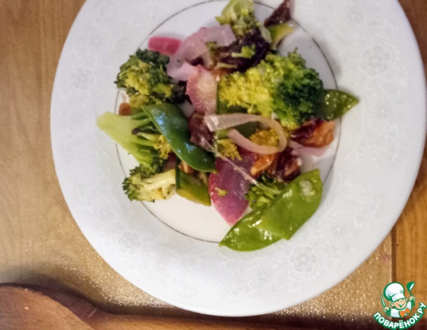 Салат из брокколи, фиников, орехов пекан