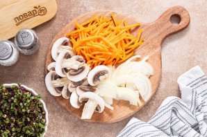 Суп с фунчозой и шампиньонами