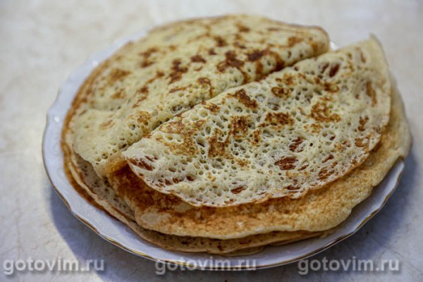 Блинные рулеты с беконом, копченым сыром и солеными огурцами Блинные рулеты с беконом, копченым сыром и солеными огурцами