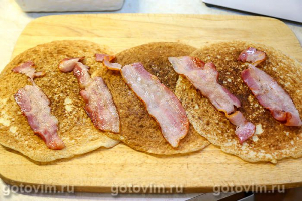 Блинные рулеты с беконом, копченым сыром и солеными огурцами Блинные рулеты с беконом, копченым сыром и солеными огурцами