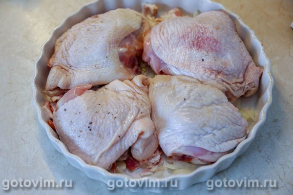 Куриные бедра, запеченные с беконом, помидорами и сыром моцарелла Куриные бедра, запеченные с беконом, помидорами и сыром моцарелла