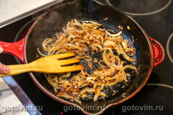 Камбала, жаренная на сковороде с луком