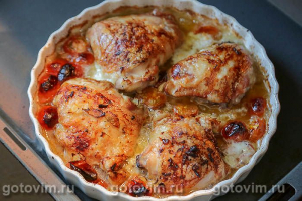 Куриные бедра, запеченные с беконом, помидорами и сыром моцарелла Куриные бедра, запеченные с беконом, помидорами и сыром моцарелла