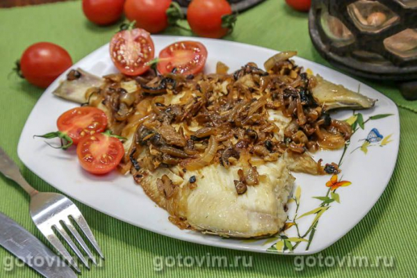 Камбала, жаренная на сковороде с луком