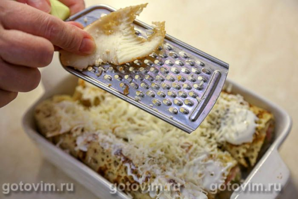 Блинные рулеты с беконом, копченым сыром и солеными огурцами Блинные рулеты с беконом, копченым сыром и солеными огурцами