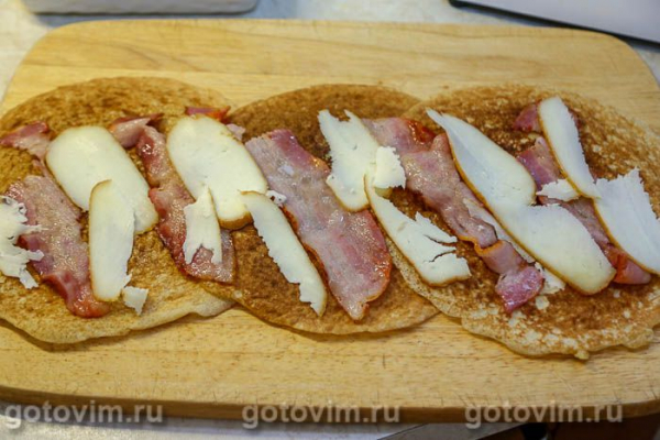 Блинные рулеты с беконом, копченым сыром и солеными огурцами Блинные рулеты с беконом, копченым сыром и солеными огурцами