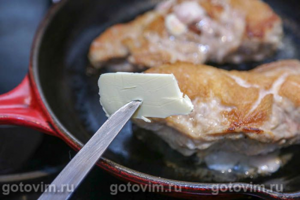 Мясные кармашки из свинины с моцареллой и помидорами