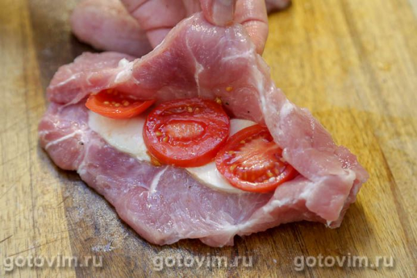 Мясные кармашки из свинины с моцареллой и помидорами