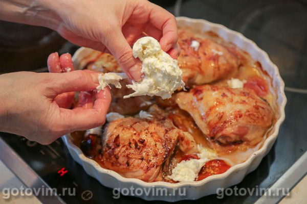 Куриные бедра, запеченные с беконом, помидорами и сыром моцарелла Куриные бедра, запеченные с беконом, помидорами и сыром моцарелла