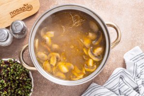 Суп с фунчозой и шампиньонами