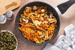 Суп с фунчозой и шампиньонами