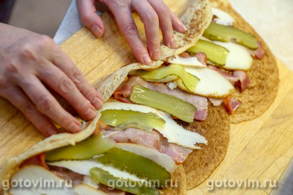 Блинные рулеты с беконом, копченым сыром и солеными огурцами Блинные рулеты с беконом, копченым сыром и солеными огурцами