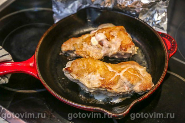 Мясные кармашки из свинины с моцареллой и помидорами