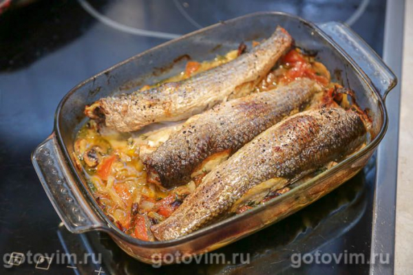 Кефаль, запеченная на подушке из грибов и овощей Кефаль, запеченная на подушке из грибов и овощей