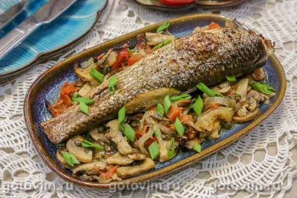 Кефаль, запеченная на подушке из грибов и овощей Кефаль, запеченная на подушке из грибов и овощей