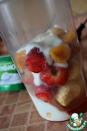 Клубнично-банановый смузи