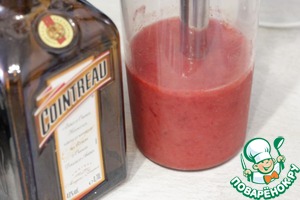 Творожная пасха с клубничным соусом