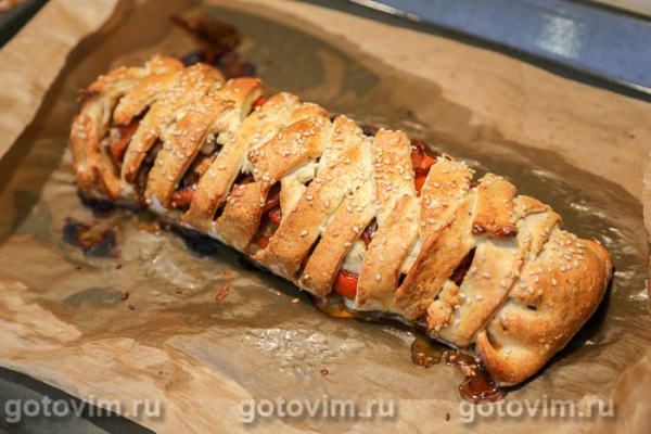 Свиная вырезка в тесте, запеченная со сладким перцем