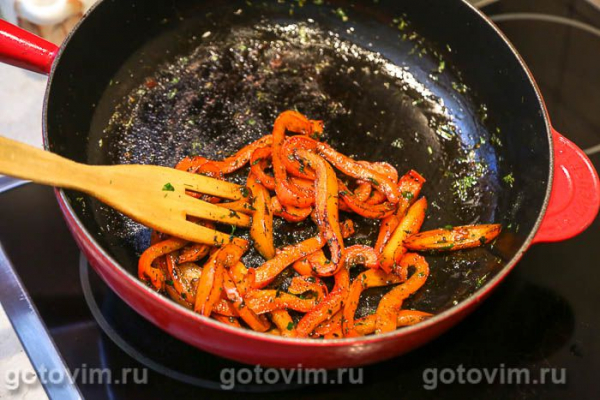 Свиная вырезка в тесте, запеченная со сладким перцем