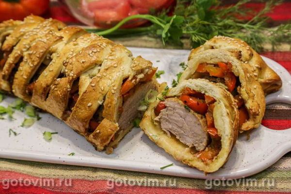 Свиная вырезка в тесте, запеченная со сладким перцем