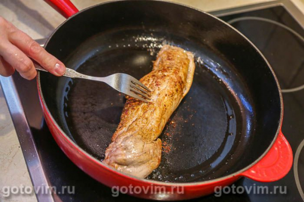 Свиная вырезка в тесте, запеченная со сладким перцем